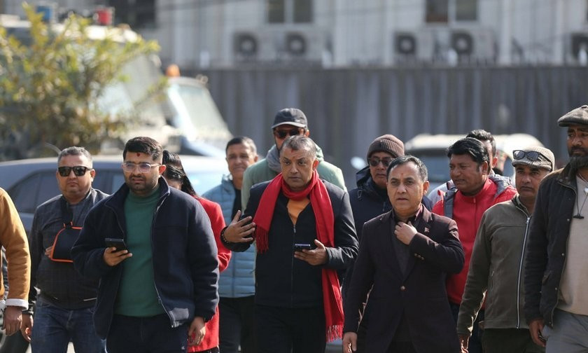 निर्वाचन आयोगको गेटमै रोकियो गगन थापा समूह