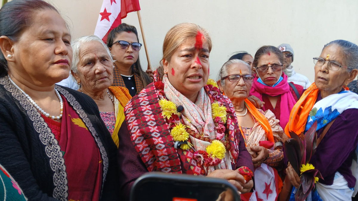 चितवन-२ मा काँग्रेस उम्मेदवार मिना खरेलको चुनावी अभियान, घरमै पुगेर महिलाहरुले गरे भव्य स्वागत