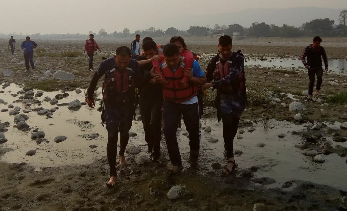 नारायणी नदीमा हाम फालेकी महिलाको सकुशल उद्धार