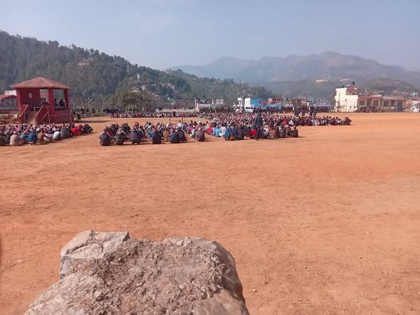 गरिबी र बेरोजगारीसँग संघर्ष गर्दै निर्वाचन सुरक्षामा आमा–छोरी र बाबु–छोरा: