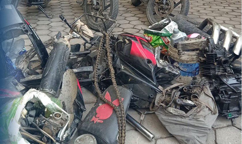चोरीको मोटरसाइकलका पार्टपुर्जा बेच्ने गिरोह पक्राउ
