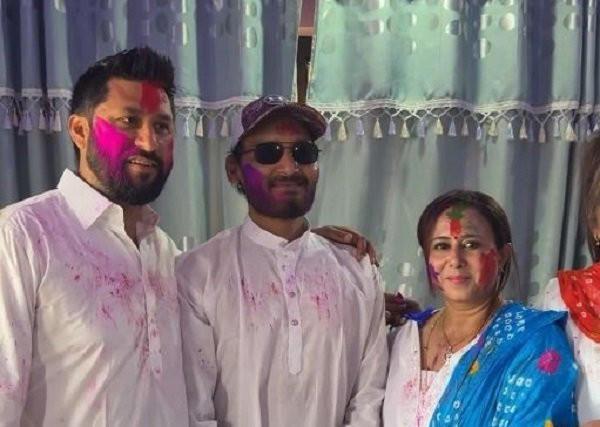 अभिनेता विपिन कार्कीले रवि लामिछानेसँग चितवनमा मनाए होली