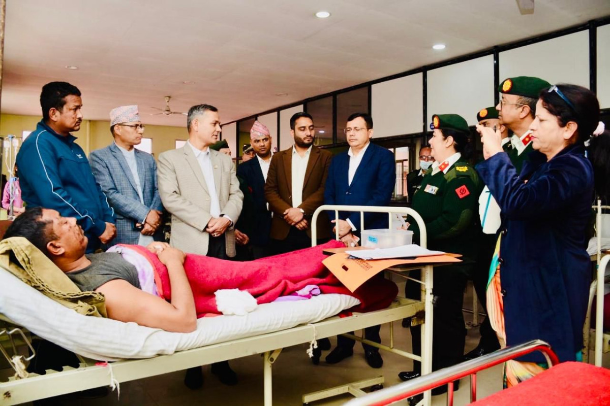 गृहमन्त्रीले भेटे जिप दुर्घटनाका घाइते