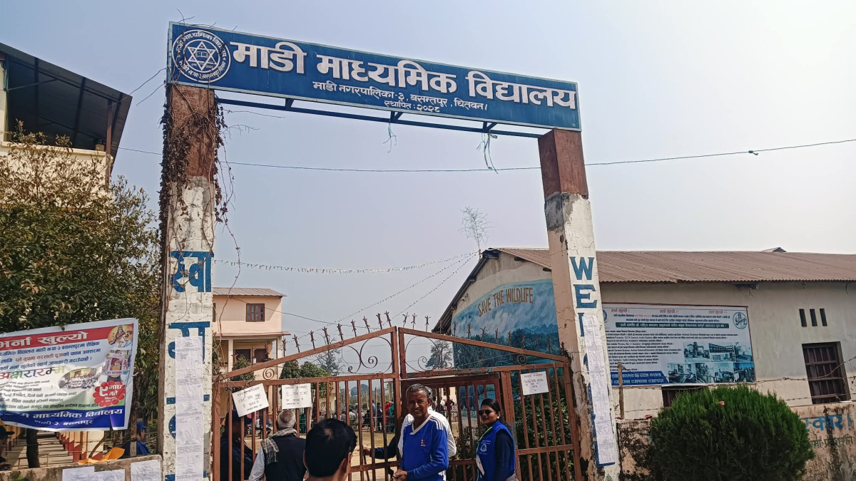 चितवनमा मतदान कर्मचारीले नै घण्टीमा भोट मागेपछि मतदान स्थलबाट निकालियो