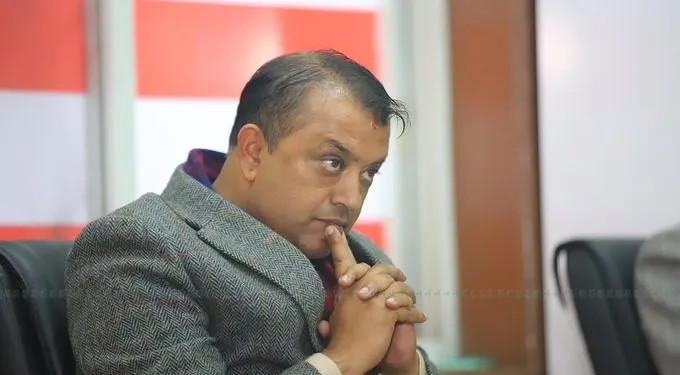 गगनलाई राजीनामा नदिन ३० बढी नेताको सुझाव