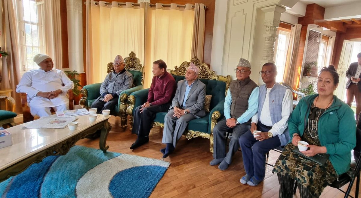 माधव नेपालले ओली निवास पुगेर दिए समवेदना