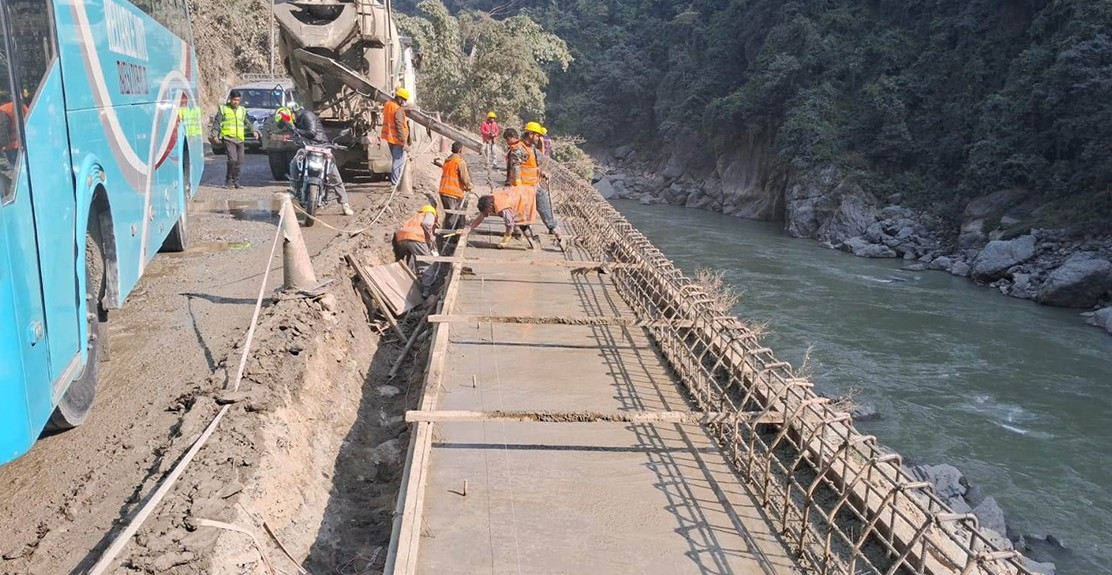 मजदुर अभाव र निर्माण सामग्री विवादले मुग्लिन–मलेखु सडक विस्तार प्रभावित