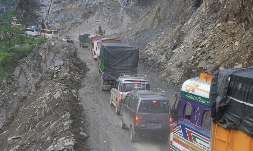 बाढी र पहिरोका कारण विभिन्न  राजमार्ग अवरुद्ध