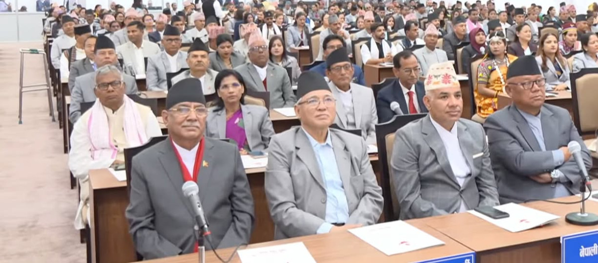 संसदमा प्रचण्ड र बादलको कुर्सी सँगै