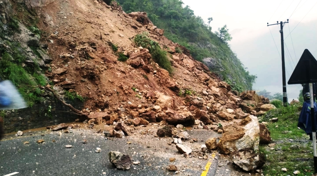 बाढी र पहिरोका कारण विभिन्न राजमार्ग अवरुद्ध