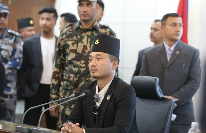 प्रहरी हेडक्वार्टरमा गृहमन्त्रीः ‘आईजीपीलाई प्रधानमन्त्रीले फुली लगाउने सिस्टम बनाइन्छ