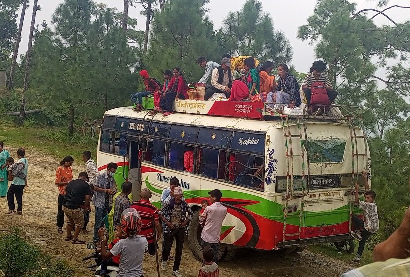 १० बुँदे सहमतिसँगै सुर्खेतमा सार्वजनिक यातायात पुनः सञ्चालन