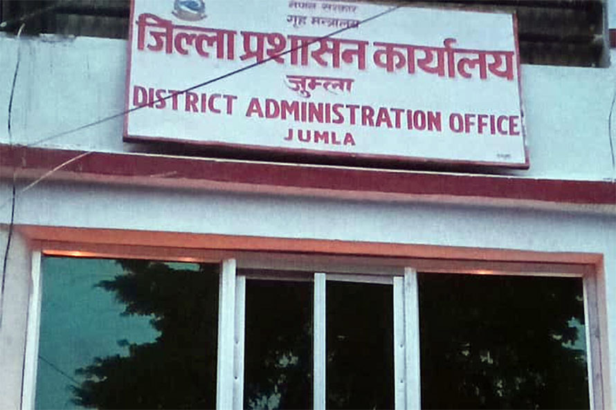 जिल्ला प्रशासनका कर्मचारी काजमा, सेवा प्रवाहमा समस्या