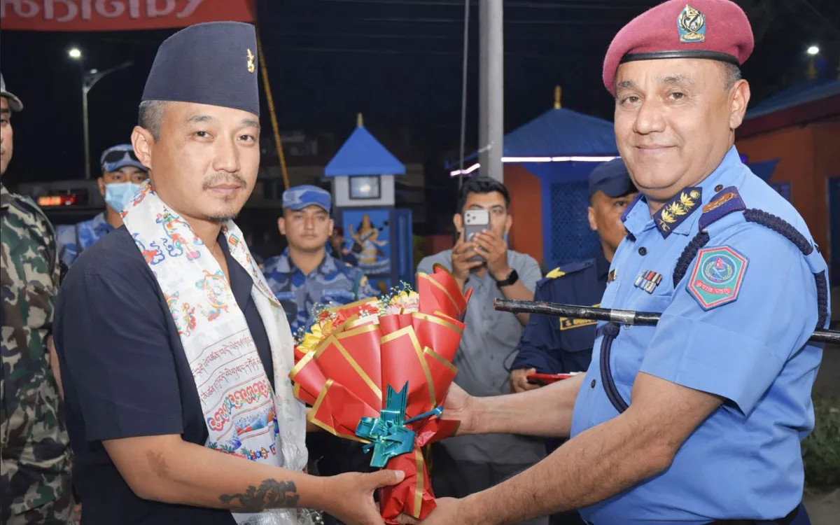 मध्यरातमा चितवन आइपुगे गृहमन्त्री गुरुङ, प्रहरीद्वारा औपचारिक स्वागत