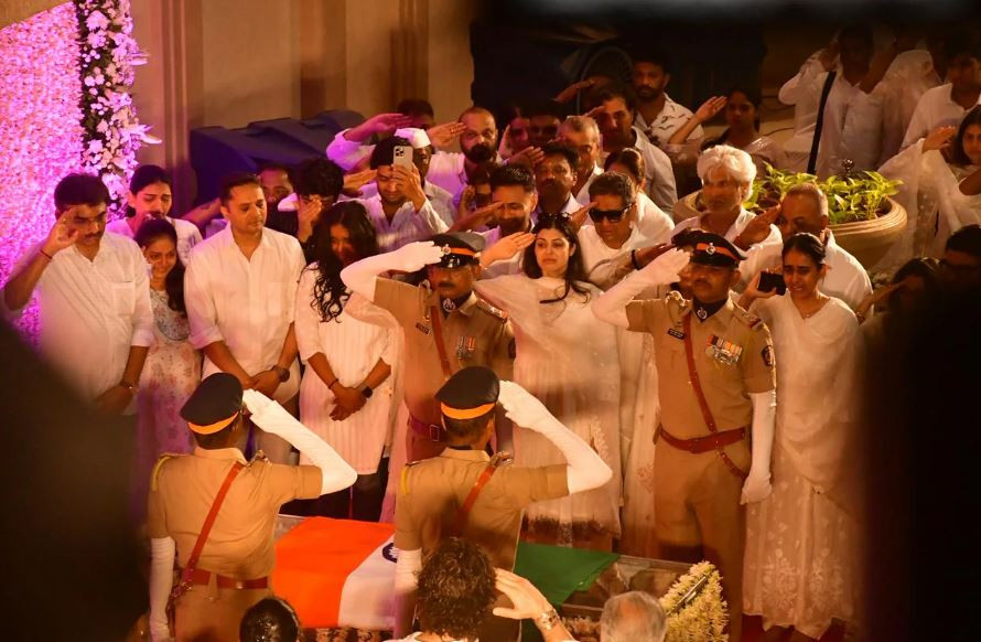 आशा भोसलेको अन्तिम संस्कारमा भावुक परिवार