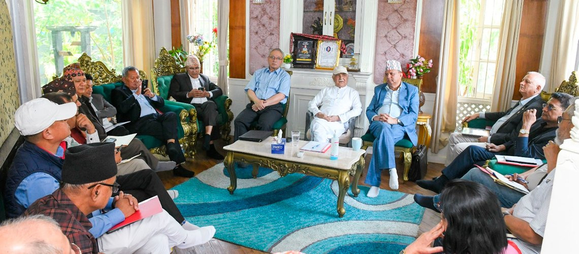 ओलीमाथि नेतृत्व छोड्न दबाब बढाउँदै पदाधिकारीहरू