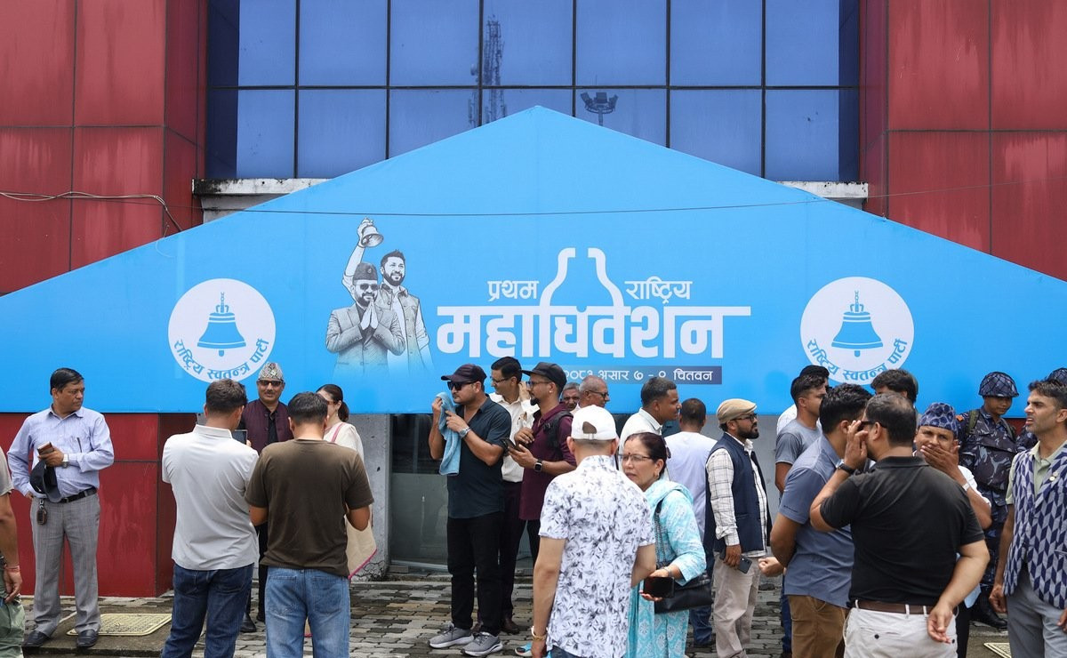रास्वपा महाधिवेशनः प्रतिनिधिलाई परिचयपत्र वितरण गर्न थालियो, दिउँसो १ बजेदेखि बन्दसत्र