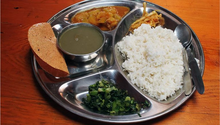 ग्यास अभावमा खाना पकाउन समस्या भएकालाई चितवनमा रु. १०० मै खाना