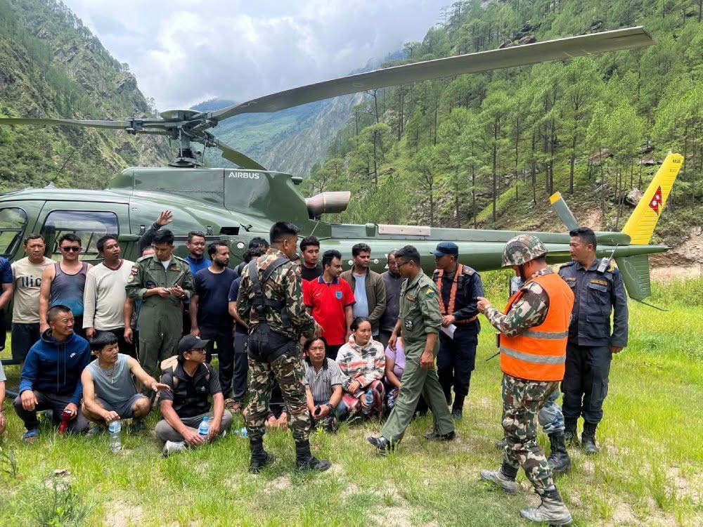 रसुवाका ६०२ बाढी प्रभावितको बिहीबार हेलिकप्टरबाट उद्धार