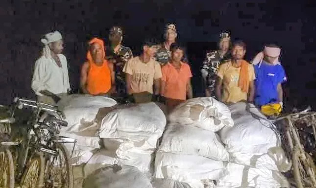 भारतबाट नेपालतर्फ तस्करी हुँदै गरेको ९६० किलो चकलेटसहित ६ नेपाली पक्राउ