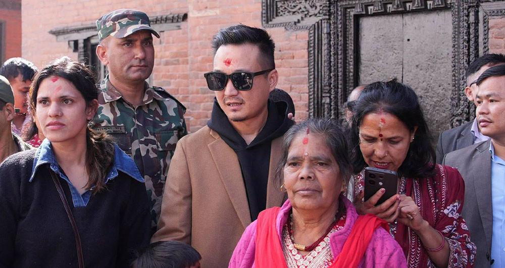 सर्वसाधारणसँगै लाइनमा बसेर गृहमन्त्री गुरुङले गरे तलेजु भवानी र कुमारीको दर्शन
